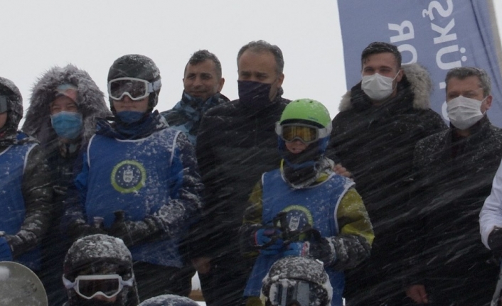 Çocukların Uludağ’da kayak ve snowboard heyecanı