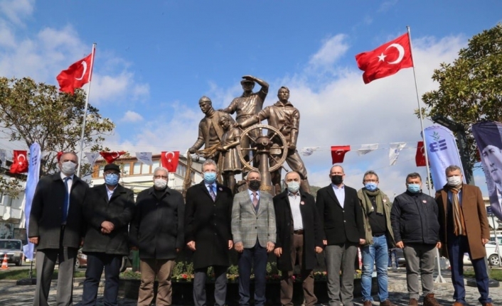 Edremit’te Atataürk Heykeli ve halk kütüphanesi açıldı