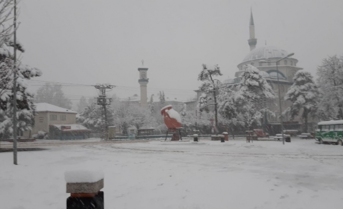 İnegöl’de kar yarım metreyi buldu