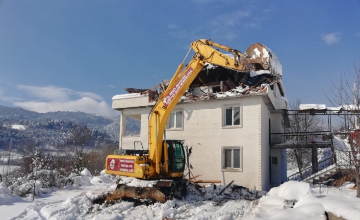 İnegöl’de karda kaçak inşaatlara balyoz