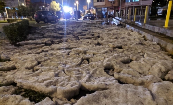 İzmir’de dolu birikintileri kar yağışını andırdı