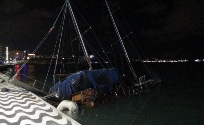 İzmir’de fırtına nedeniyle, tekne yan yattı