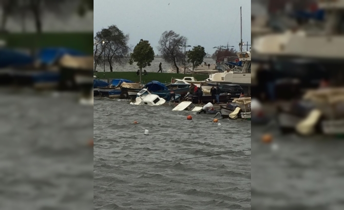 İzmir’de fırtınada tekneler battı, ağaçlar devrildi