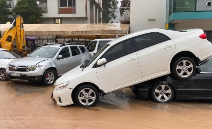 İzmir’de görülmemiş sel felaketi: Vali Köşger ve Başkan Çalkaya’dan inceleme