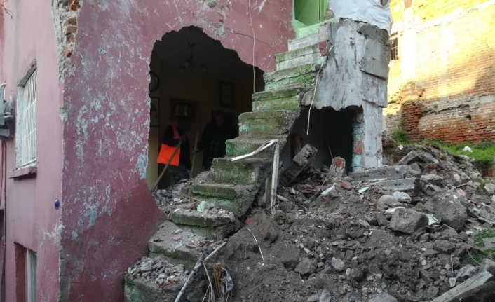 İzmir’de metruk sinagogdan kopan taş parçaları evin duvarını yıktı: 1 yaralı