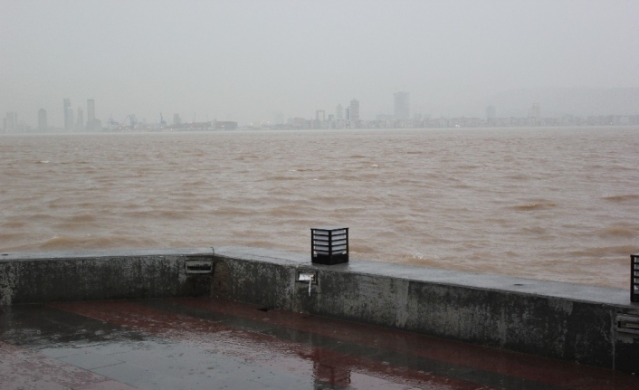 İzmir’de sel suları nedeniyle denizin rengi değişti