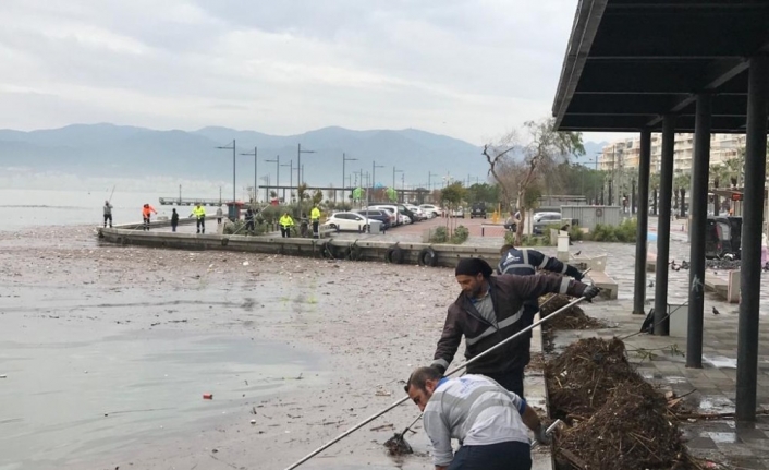 Son dakika: İzmir’de selden sonra körfezden 25 ton çöp toplandı