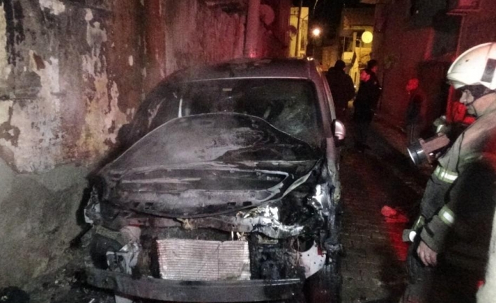 İzmir’de yangın paniği: 2 otomobil ve 1 iş yeri yandı