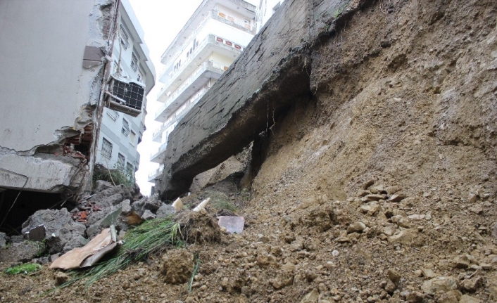 İzmir’de yıldırım nedeniyle istinat duvarı çöktü; bina tahliye edildi
