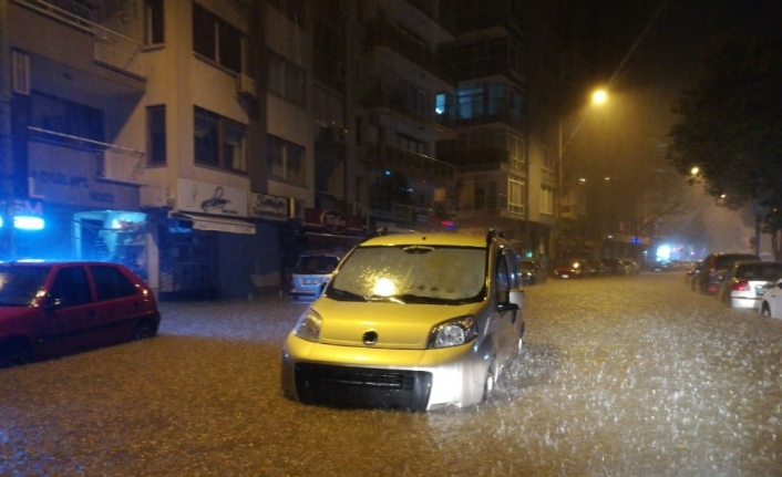 İzmir’i sel vurdu: Dereler taştı, araçlar sular altında kaldı