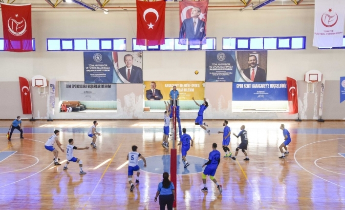 Karacabey Belediyespor Voleybol Takımı şampiyonluk yolunda tam gaz