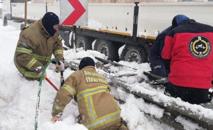 Kardan kapanan yol ulaşıma açıldı