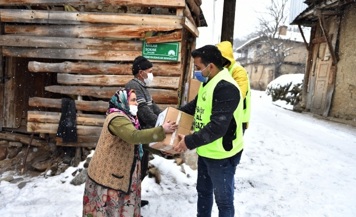 Karlı yolları aşıp yardım ulaştırdılar