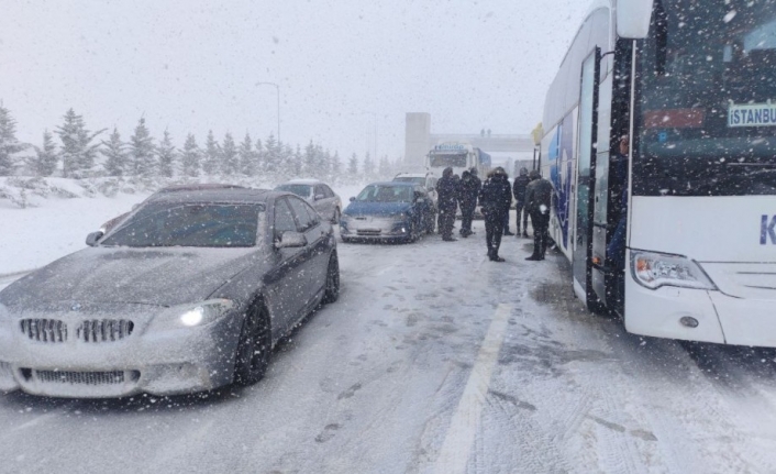 Kazalar otoyolu trafiğe kapattı