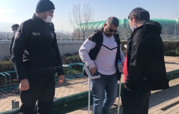 Kısıtlamada kontrol noktasından geçen engelli sürücünün aracında uyuşturucu olduğu iddia edilen madde ele geçirildi