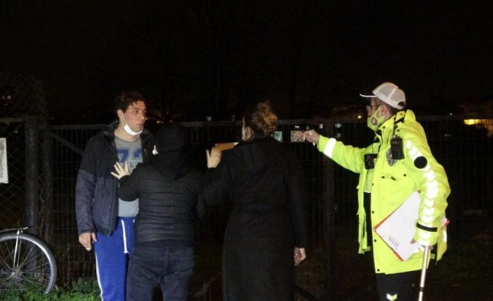 Kısıtlamayı delen alkollü sürücü kaza yaptı, polislerin üzerine yürüdü