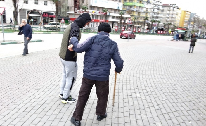 Lodosta uçmamak için bir birlerine tutundular