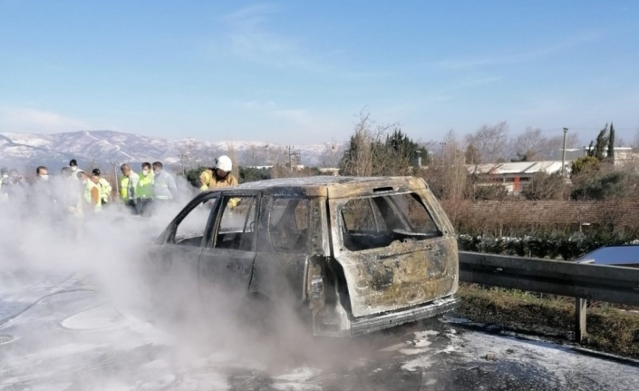 Lüks araç seyir halindeyken alev alev yandı