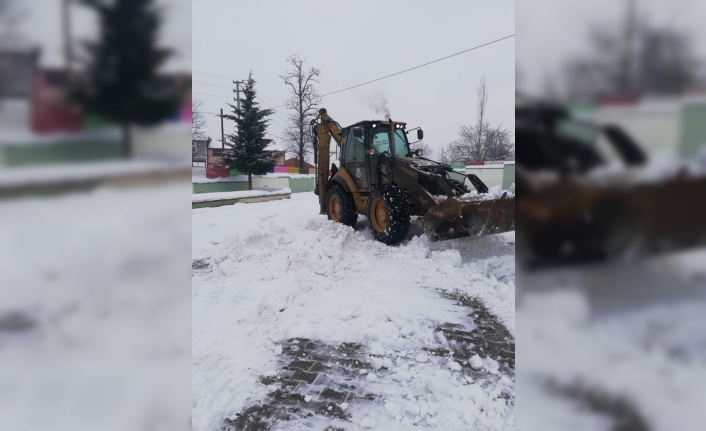 Okul yolları kardan temizlendi