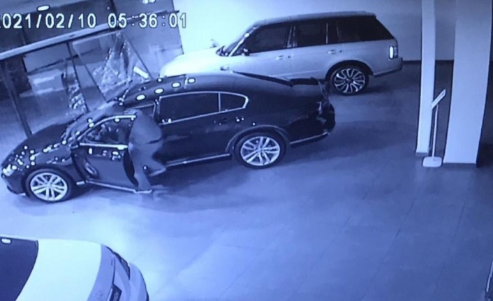 Oto galeriden çaldıkları yarım milyonluk aracı geri getirdiler