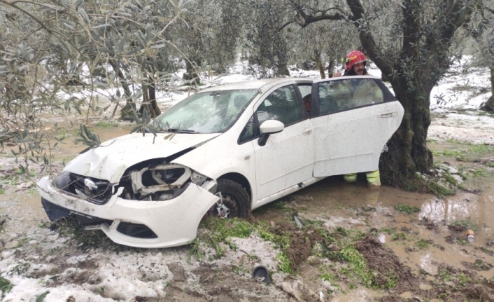 Otomobil zeytinliğe uçtu, itfaiyeci yaşlı kadını sırtında ambulansa taşıdı