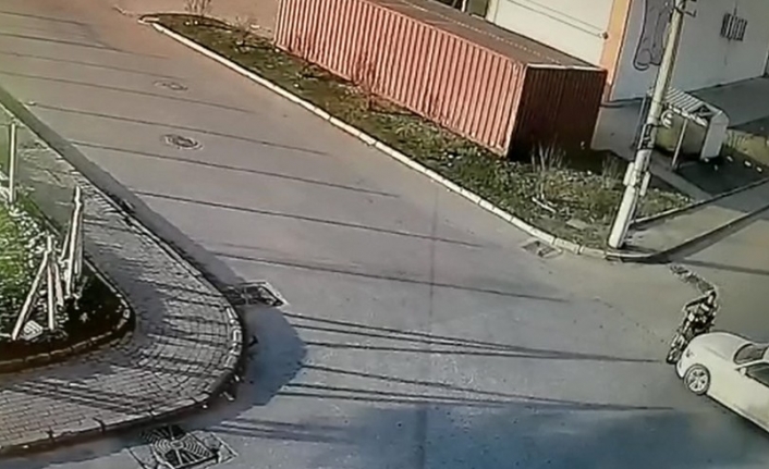 Otomobilin çarptığı genç yaralandı... O anlar kamerada