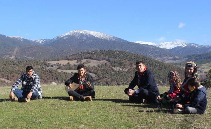 3 parmağıyla bağlama çalan genç, usta sanatçılara taş çıkartıyor