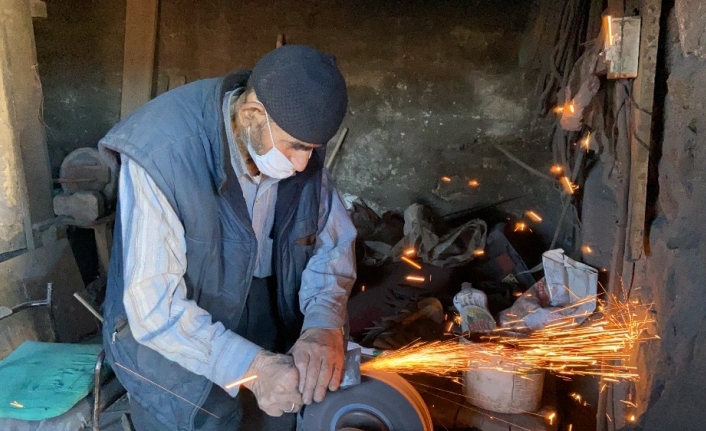 63 yıldır ekmeğini ateş ve örsten çıkarıyor