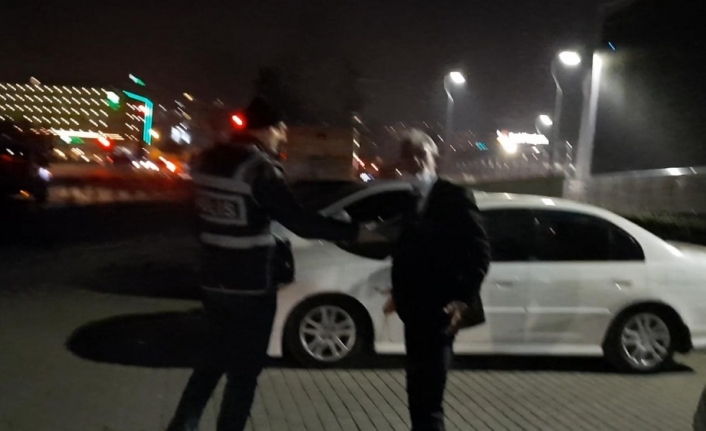 (Özel) Alkollü sürücü aracını bağlatmamak için kaputa oturup polislere direndi