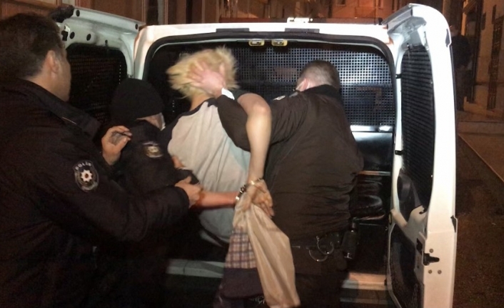 (Özel) Kısıtlamayı delen genç kadın, polise kimlik vermemek için böyle direndi