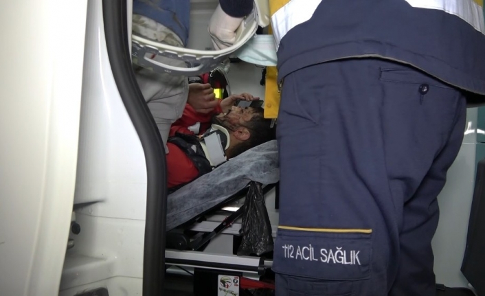 (Özel) Kısıtlamayı delip otomobil ile otobüs durağına daldı, yaralı arkadaşlarını bırakarak kaçtı