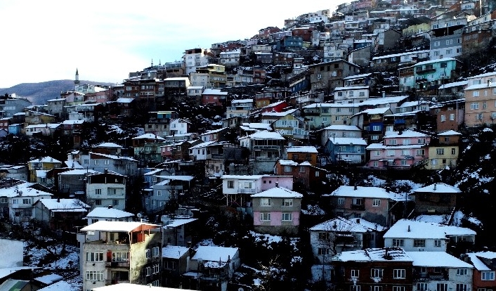 Tarihi Bursa evleri karda başka güzel