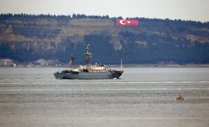 Rus savaş gemisi ’Priazovye’, Çanakkale Boğazı’ndan geçti