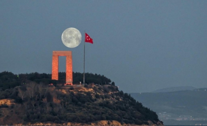 Şehitlik Abidesi ve dolunayın buluşma anı mest etti