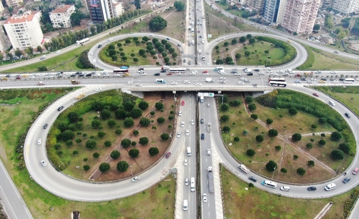 Sel sularına teslim olan kavşak hiç sel yaşanmamış gibi