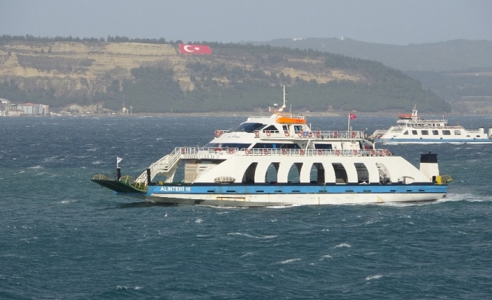 Şiddetli lodos etkili oluyor, feribotlar beşik gibi sallanıyor