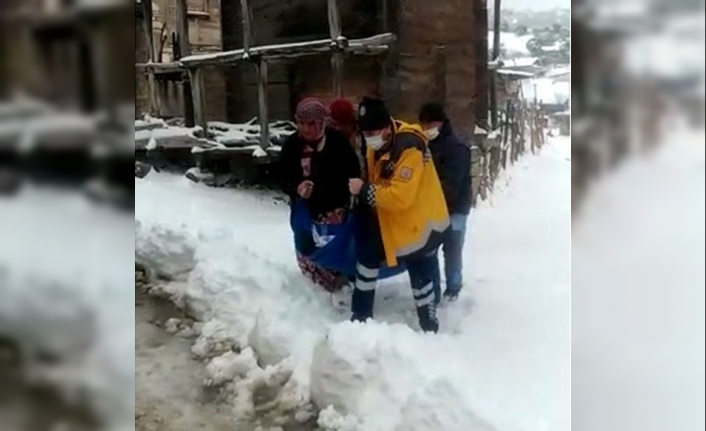 Sındırgı Belediyesinden yolda kalanlara sıcak ikram ve yol yardımı