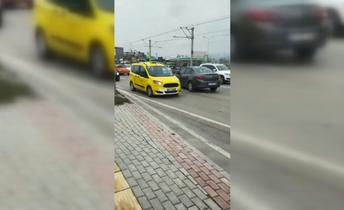 Ters şeride giren şoför trafiği birbirine kattı