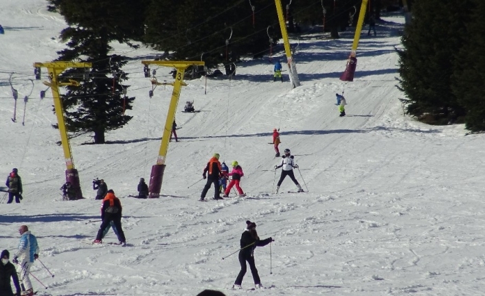 Uludağ’da güneşli havanın tadını kayak yaparak çıkardılar