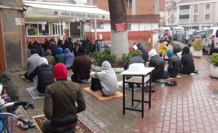 Yağmur altında cuma namazını kıldılar