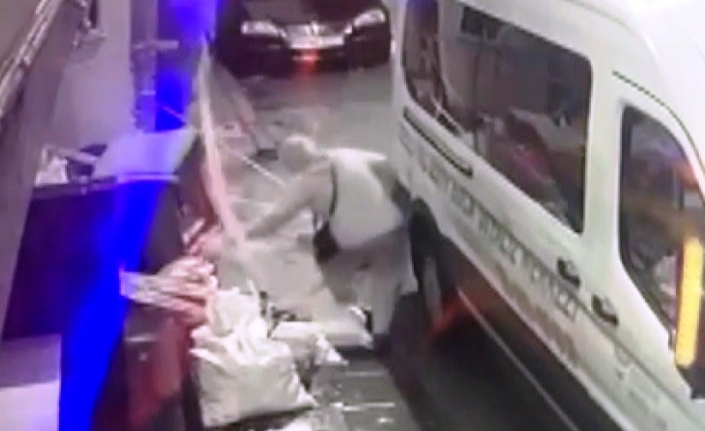 Yaşlı kadın kapağı çalınan rögara düştü