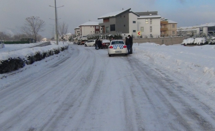 Yollar buz pistine döndü, kaza üstüne kaza oldu