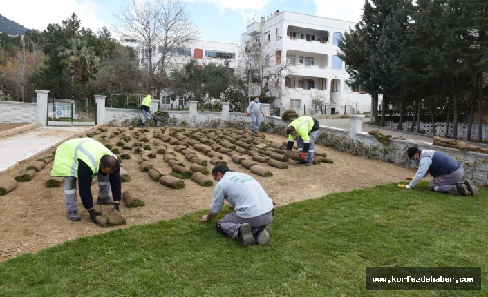 Edremit'te park bahçeler çalışıyor, ilçe yeşilleniyor