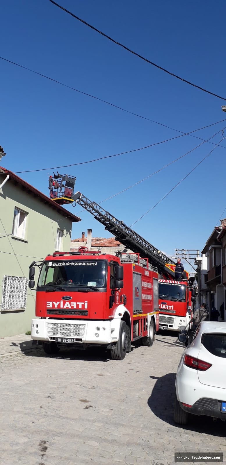 İtfaiye apartman boşluğuna düşen kediyi çıkardı. Yanan çatıyı söndürdü.