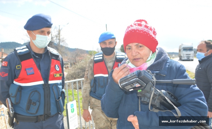 Korona virüs karantinasındaki mahallelere şefkatli ellerini uzatıyorlar