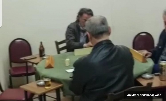 Yüksek riske rağmen kafede okey oynarken yakalandılar