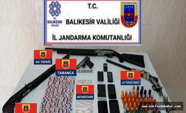 Kepsut'ta jandarma evlerine girdi, uyuşturucu aradı. 13 kişi gözaltına alındı