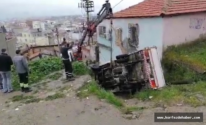 Edremit'te kayan kamyonet dar sokağa uçtu  