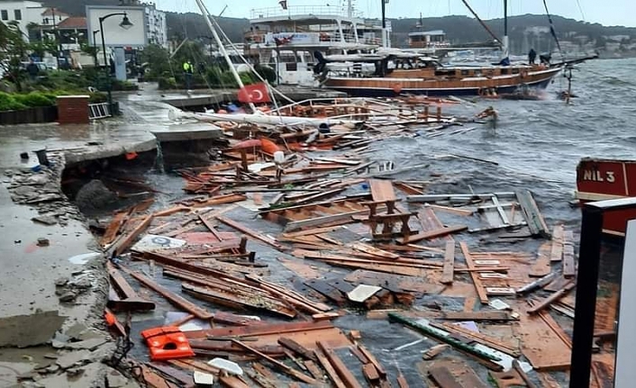 Ayvalık'ta sabah saatlerinde başlayan fırtına yıktı geçti.