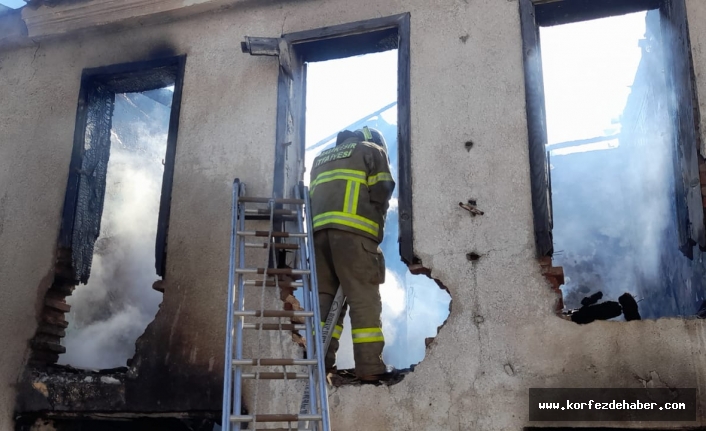 Ayvalık'ta tehlike arz eden bina böyle yıkıldı